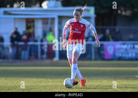 3 février 2019, Tinsley Lane, Crawley, en Angleterre ; SE féministe en FA Cup, 4ème tour, Crawley guêpes Mesdames contre Arsenal ; 16 femmes Louise Quinn d'arsenal s'exécute avec la balle Crédit : Phil Westlake/News Images Banque D'Images