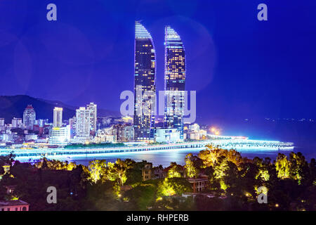 XIAMEN, CHINE - 10 OCTOBRE : vue de la nuit de Shimao Straits tours, deux célèbres landmark towers sur le front de mer de Shanghai, le 10 octobre 2018 à Xiamen Banque D'Images