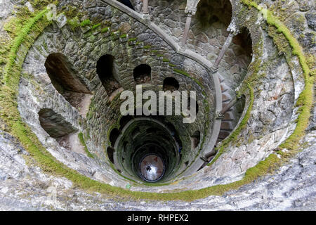 Ou bien Initiation tour inversée dans le parc de la Quinta da Regaleira palace à Sintra, Portugal Banque D'Images