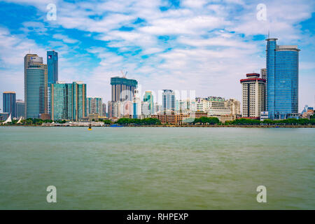 XIAMEN, Chine -le 12 octobre : il s'agit d'une vue sur le centre-ville de ville bâtiments le long du front de mer le 12 octobre 2018 à Xiamen Banque D'Images