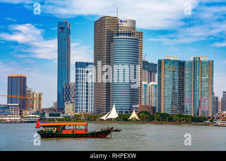 XIAMEN, Chine -le 12 octobre : View of modern waterfront de gratte-ciel dans le centre-ville le 12 octobre 2018 à Xiamen Banque D'Images