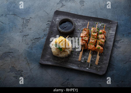 Avec le saumon grillé au miso nouilles de riz et maïs, copy space Banque D'Images