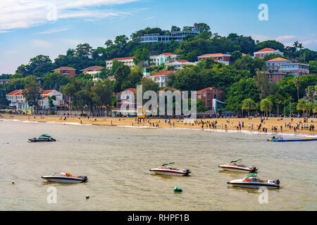 XIAMEN, Chine -le 12 octobre : c'est un plage vue mer avec des bâtiments et de la nature à l'île de Gulangyu, le 12 octobre 2018 à Xiamen Banque D'Images