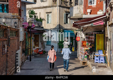 XIAMEN, Chine -le 12 octobre : Vue d'une vieille rue avec une architecture historique à l'île de Gulangyu, Site du patrimoine mondial de l'UNESCO le 12 octobre 2018 dans Xiam Banque D'Images