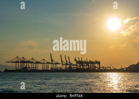 XIAMEN, Chine -le 12 octobre : Cette ia vue d'un port industriel pendant le coucher du soleil le 12 octobre 2018 à Xiamen Banque D'Images