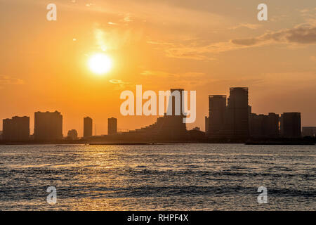 XIAMEN, Chine -le 12 octobre : c'est une vue de bâtiments modernes de la ville au coucher du soleil au bord de l'eau Octobre 12, 2018 à Xiamen Banque D'Images