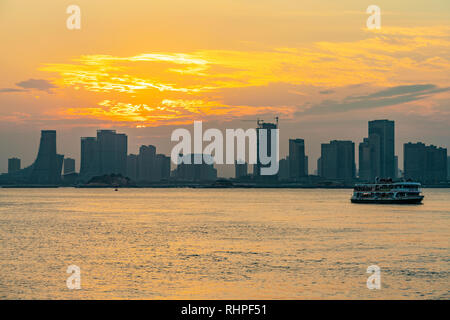 XIAMEN, Chine -le 12 octobre : c'est une vue de la ville au coucher du soleil au bord de l'eau bâtiments Octobre 12, 2018 à Xiamen Banque D'Images