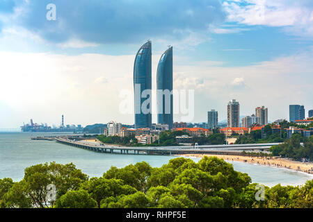 XIAMEN, CHINE - 10 OCTOBRE : c'est une vue de l'Shimao Straits Towers un célèbre monument le long du front de mer de Shanghai, le 10 octobre 2018 à Xiamen Banque D'Images