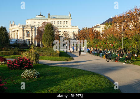 Les gens profiter du beau temps d'automne dans le parc Volksgarten et jardin à Vienne, Autriche. Dans l'arrière-plan Burgtheater (théâtre national autrichien) Banque D'Images