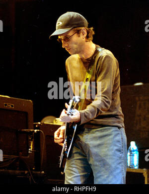 Pearl Jam du guitariste Stone Gossard du concert au Ninkasi Kao à Mansfield Ma USA Août 2000 photo de Bill belknap Banque D'Images