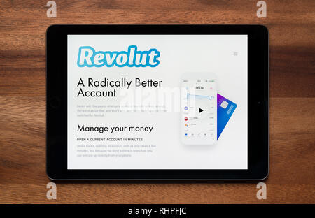 Le site internet de Revolut est vu sur un iPad tablet, qui repose sur une table en bois (usage éditorial uniquement). Banque D'Images