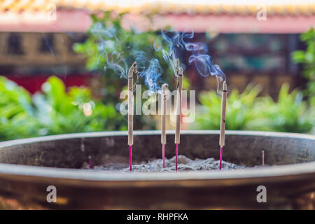 La combustion d'encens aromatiques. Pour l'Encens Bouddha priant dieux hindous ou de faire preuve de respect Banque D'Images