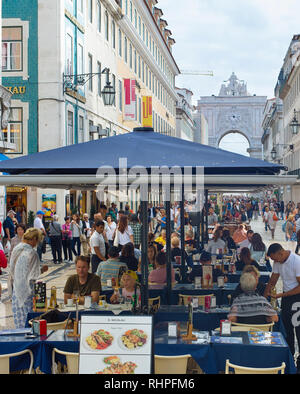 Lisbonne, Portugal - 10 octobre 2018 : les gens sur la rue Augusta dans la journée. La rue Augusta avec l'Arc de Triomphe - est la célèbre attraction touristique dans Banque D'Images