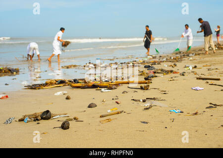 Groupe de personnes le nettoyage de plage dans les ordures et déchets plastiques. Bali, Indonésie Banque D'Images