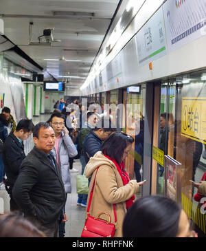 Singapour - 18 févr., 2017 : Les passagers à Singapour Mass Rapid Transit (MRT) train. Le MRT a 102 postes et est la deuxième plus ancienne du système de métro dans la Banque D'Images