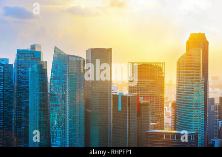 Singapour, des gratte-ciel de l'architecture moderne en contre-jour au coucher du soleil Banque D'Images