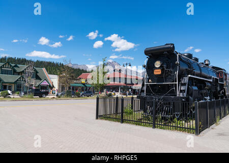 JASPER, CANADA - LE 5 JUILLET 2018 : vieille locomotive de chemin de fer du Canadien National au centre-ville de Jasper (Alberta) le long du boulevard Connaught. Banque D'Images