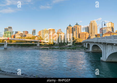 Horizon de la ville de Calgary, Alberta, Canada le long de la rivière Bow Banque D'Images