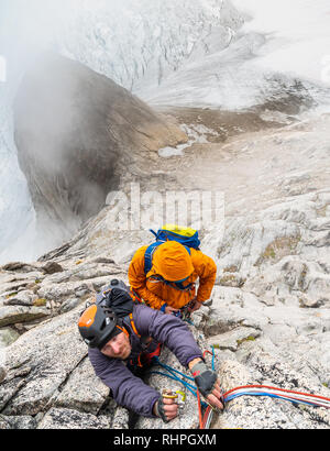 Prince de Brandon et Nic Houser sur une route appelée surfe sur Snowpatch nominale 5,9 jusqu'à la spire Bugaboos Banque D'Images