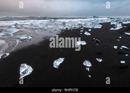 La belle plage du Diamant. Situé à la lagune glaciaire du Jökulsárlón par dans le sud-est de l'Islande. Morceaux d'iceberg se laver jusqu'à ce Black lava Banque D'Images