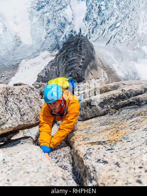 Prince de Brandon et Nic Houser sur une route appelée surfe sur Snowpatch nominale 5,9 jusqu'à la spire Bugaboos Banque D'Images