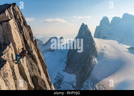 Brandon Prince descend une route appelée surfe sur Snowpatch nominale 5,9 jusqu'à la spire Bugaboos Banque D'Images