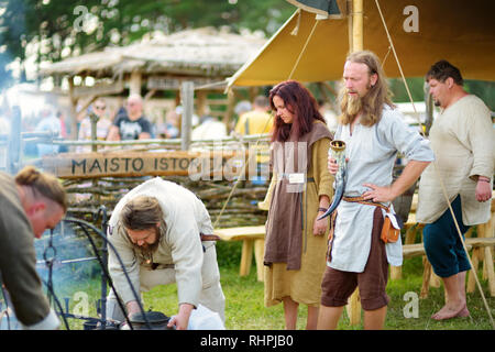 KERNAVE, LITUANIE - Juillet 6, 2018 : reconstitution historique costumes médiévaux portant des militants pendant le Festival annuel de l'archéologie expérimentale, tenue Banque D'Images