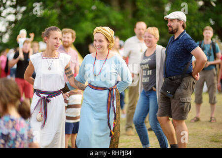 KERNAVE, LITUANIE - Juillet 6, 2018 : reconstitution historique costumes médiévaux portant des militants pendant le Festival annuel de l'archéologie expérimentale, tenue Banque D'Images