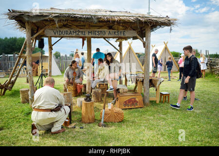 KERNAVE, LITUANIE - Juillet 6, 2018 : reconstitution historique costumes médiévaux portant des militants pendant le Festival annuel de l'archéologie expérimentale, tenue Banque D'Images