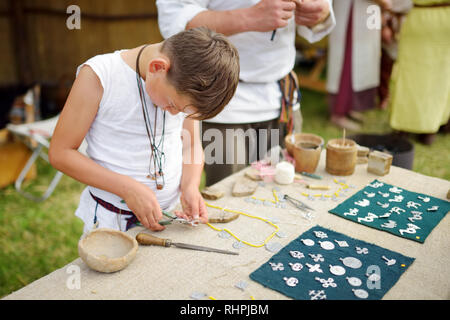 KERNAVE, LITUANIE - Juillet 6, 2018 : reconstitution historique costumes médiévaux portant des militants pendant le Festival annuel de l'archéologie expérimentale, tenue Banque D'Images