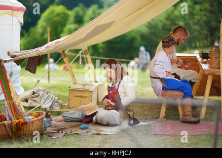 KERNAVE, LITUANIE - Juillet 6, 2018 : reconstitution historique costumes médiévaux portant des militants pendant le Festival annuel de l'archéologie expérimentale, tenue Banque D'Images