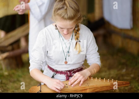 KERNAVE, LITUANIE - Juillet 6, 2018 : reconstitution historique costumes médiévaux portant des militants pendant le Festival annuel de l'archéologie expérimentale, tenue Banque D'Images