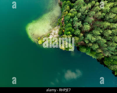 Vue d'en haut de l'antenne de belles eaux du lac Gela. Birds Eye View of scenic Emerald Lake entouré de forêts de pins. Les nuages se reflétant dans Ge Banque D'Images