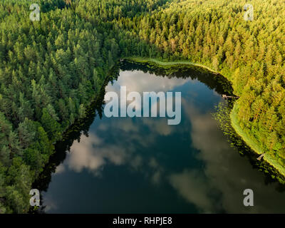 Vue d'en haut de l'antenne de belles eaux du lac Gela. Birds Eye View of scenic Emerald Lake entouré de forêts de pins. Les nuages se reflétant dans Ge Banque D'Images