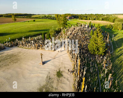 Vue aérienne de Kryziu kalnas, ou la colline des croix, un site de pèlerinage près de la ville de Siauliai, dans le nord de la Lituanie. Beau soir d'été. Banque D'Images