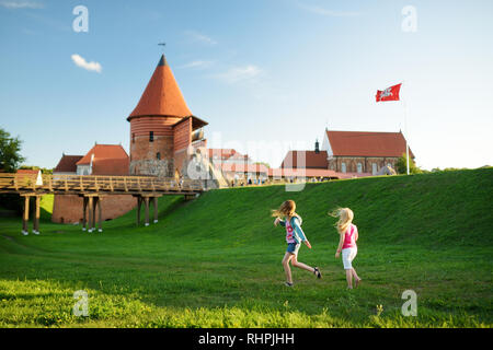 Deux enfants qui jouent près de Kaunas castle, initialement construit au milieu du 14e siècle, situé à Kaunas, Lituanie Banque D'Images