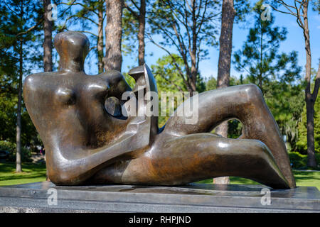 La mère et l'enfant couché, 1975, Henry Moore sculpture, Sydney et le jardin de sculptures Walda Besthoff Sculpture Garden, New Orleans, La Nouvelle-Orléans Banque D'Images