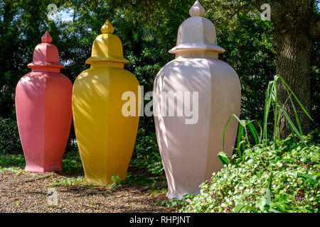 Véhicules parfait, 1988, par l'artiste américain Allan McCollum, Sydney et Jardin de sculptures Besthoff Walda, New Orleans, USA Art Museum. Banque D'Images