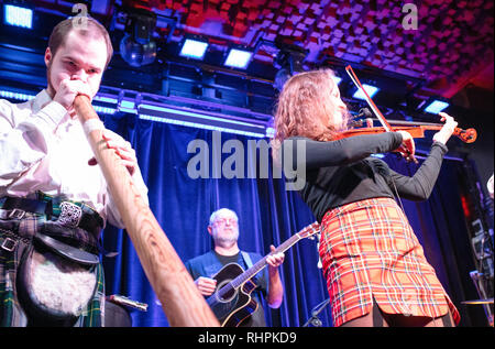 Musiciens sur scène, jouant de la musique folk irlandaise et écossaise. Blue Note, Poznan, Pologne Banque D'Images