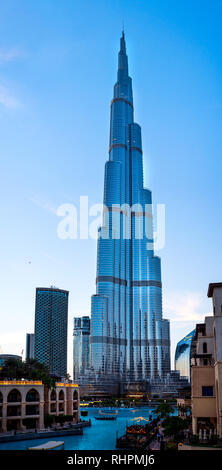 Dubaï, Émirats arabes unis - 31 janvier 2018 : le Burj Khalifa vue sur la fontaine de Dubaï du Palais hôtel du centre-ville au crépuscule Banque D'Images