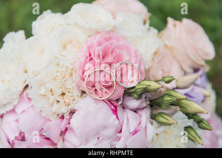 Le bouquet de mariée. Joints toriques de nouveaux mariés. Un bouquet de fleurs avec joints toriques. Photo.. Banque D'Images