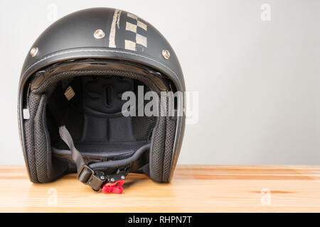 L'équipement de protection moto - casque ouvert sur un fond de bois. Copie de l'espace sur la droite. Banque D'Images