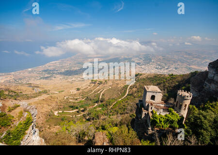 Vue panoramique prise de la ville historique Erice situé en haut de la montagne d'Erice, Trapani magnifique nuages sur cityscape Banque D'Images