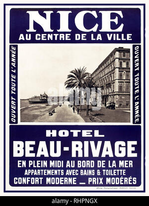 Années 1900 Vintage French travel affiche publicitaire pour l'Hôtel Beau-Rivage, sur la Côte d'Azur à Nice - dans le centre-ville ouvert toute l'année sur le front de mer l'hébergement avec salle de bain et toilettes confort moderne prix modérés. Grand modèle avec une photographie en noir et blanc de l'Hôtel Beau-Rivage 1860 historique avec de vieilles voitures classiques de construction à l'extérieur, palmiers de la riviera, promenade avec les gens à marcher le long de la mer, une jetée et collines en arrière-plan et le texte autour de l'image stylisée en lettres blanches sur un fond bleu foncé. L'un des premiers hôtels sur la promenade Nice Banque D'Images