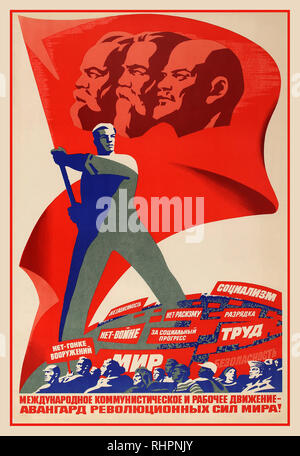 Affiche de propagande soviétique Vintage : mouvement ouvrier et Communiste International, à l'avant du prolétariat mondial. Affiche illustre un travailleur qui agitait un drapeau rouge géant célébrant Lénine, Engels et Marx. La Russie 1982 Artiste : C. Briskin Banque D'Images