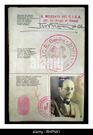 La Croix-Rouge identitity Adolf Eichmann document utilisé pour saisir l'Argentine sous le pseudonyme de Ricardo Klement en 1950, publié par la délégation italienne de la Croix-Rouge à Gênes, en Italie. Banque D'Images