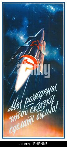 La Russie soviétique Vintage Affiches de propagande de la course à l'espace des années 1960 avec fusée tir dans le ciel avec le Red Star et Hammer & Sickle emblèmes Poster intitulé : Nous sommes nés pour rendre le conte de fées devenu réalité ! Banque D'Images