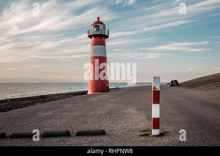 Phare rouge et blanc à Westkapelle, Pays Bas. Banque D'Images