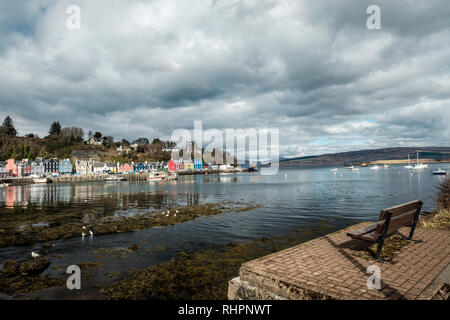 Banc avec vue sur la ville écossaise de Tobermory Banque D'Images