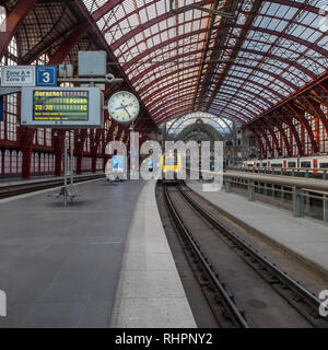 Vue sur le majestueux hall d'arrivée de la gare centrale Banque D'Images